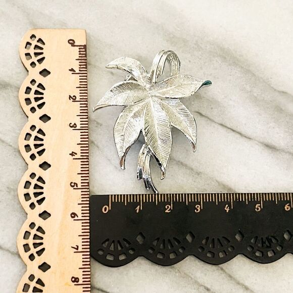 Vintage Signed Gerrys Leaf Brooch Silver Toned Metal Pin Retro MCM - Picture 4 of 4